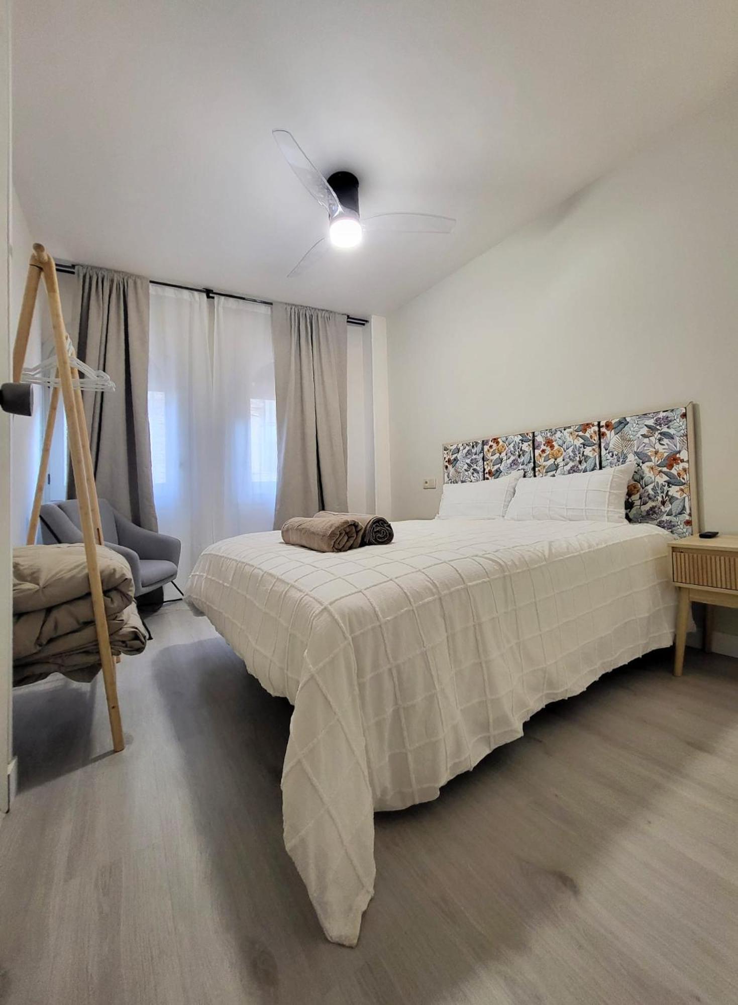 Apartamentos Crispin Candela Корелья Екстер'єр фото